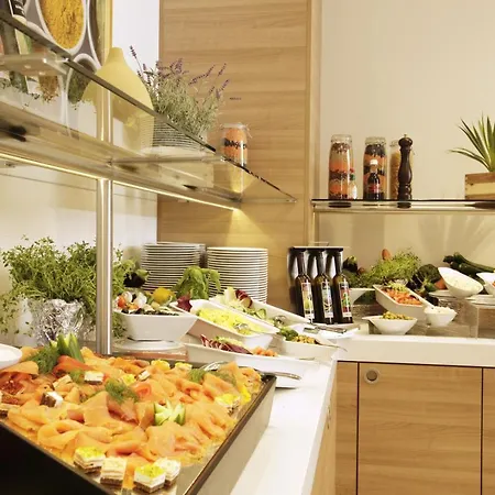 Hotel H4 Alexanderplatz 4*